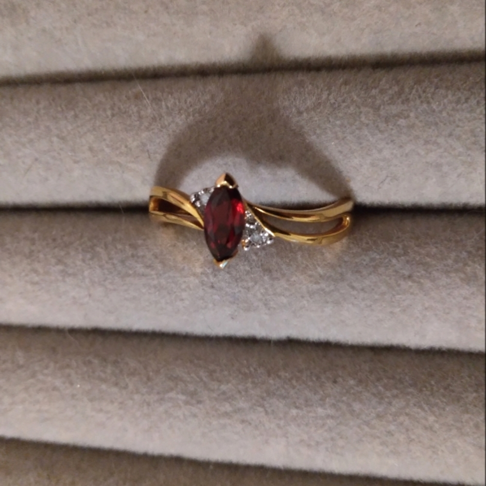 Womens ring 925 goldtone red stone size 8